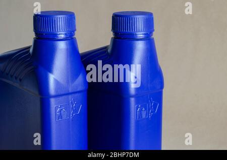 Deux bidons en plastique bleu pour lubrifiants sans étiquette, contenant pour produits chimiques.conteneurs en plastique de 1 litre. Gros plan. Mise au point sélective. Banque D'Images