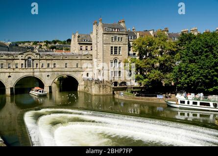 River Avon et Pulteney Bridge, Bath, Somerset, Angleterre, Royaume-Uni. Banque D'Images