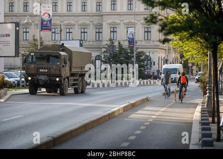 Bucarest, Roumanie - 22 avril 2020: Camion militaire roumain dans le centre de Bucarest pendant le verrouillage covid-19. Banque D'Images