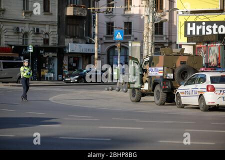 Bucarest, Roumanie - 22 avril 2020: L'armée et la police roumaines font appliquer le verrouillage covid-19 à Bucarest. Banque D'Images