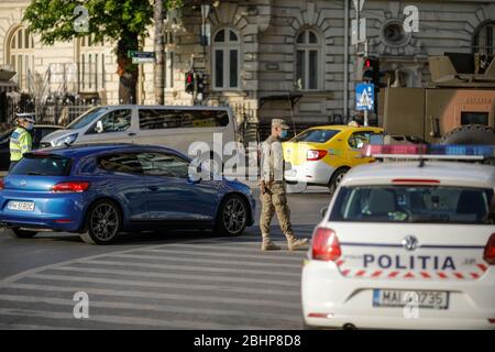 Bucarest, Roumanie - 22 avril 2020: L'armée et la police roumaines font appliquer le verrouillage covid-19 à Bucarest. Banque D'Images