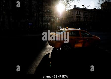 Bucarest, Roumanie - 22 avril 2020: Taxi voiture à Bucarest pendant le covid-19 verrouillage. Banque D'Images
