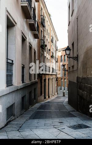 Vide, rue étroite dans le centre historique de Madrid. Banque D'Images