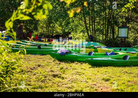 Séchage de kayaks dans un camp touristique. Camping. Arrêt touristique. Banque D'Images