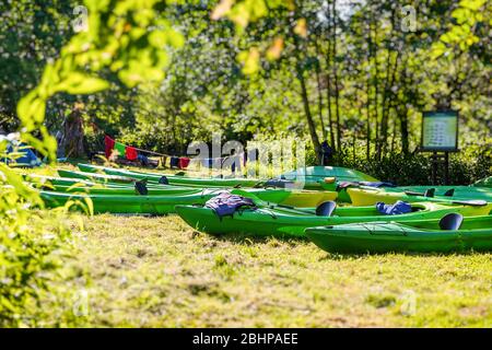 Séchage de kayaks dans un camp touristique. Camping. Arrêt touristique. Banque D'Images