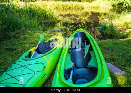 Séchage de kayaks dans un camp touristique. Camping. Arrêt touristique. Banque D'Images