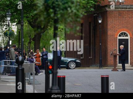 Londres, Royaume-Uni. 27 avril 2020. Le premier ministre Boris Johnson fait une déclaration au 10 Downing Street sur le Coronavirus et la situation de verrouillage. Crédit: Mark Thomas/Alay Live News Banque D'Images