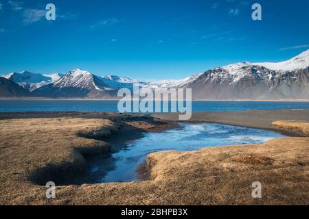 La flèche de sable noir et la toile de fond montagneuse à Eystrahorn, en Islande Banque D'Images