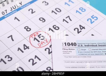 Le 15 juillet a marqué comme jour d'imposition sur le calendrier avec taxe de - concept de formulaire de taxe de dossier avant la date limite le 15 juillet Banque D'Images