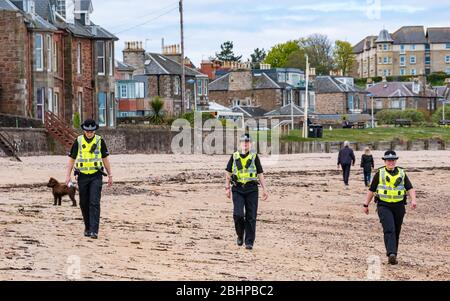 North Berwick, East Lothian, Écosse, Royaume-Uni. 27 avril 2020. Trois policiers de la plage ouest de patrouille d'Édimbourg. Les plages de la ville balnéaire sont presque désertes et ceux qui sont dehors sont tous maintenir des distances sociales appropriées Banque D'Images