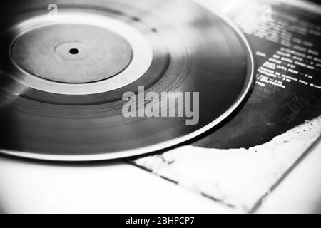 Image en noir et blanc d'un disque vinyle couché sur la couverture de l'album. Technologies rétro. Banque D'Images