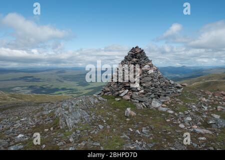 Le sommet de Meall Dubh, un Corbett à Glen Moriston, Scottish Highlands, Ecosse, Royaume-Uni. Banque D'Images