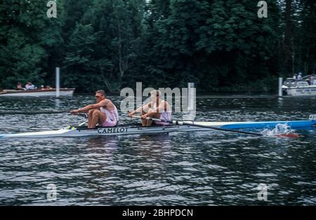 Matthew Pinsent et James Cracknell, les rameurs britanniques, médaillés d'or aux Jeux olympiques multiples et champions du monde, se disputant à la Henley Regatta en tant que paire dans la course des goblets en 2001 Banque D'Images