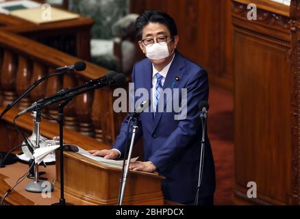 Tokyo, Japon. 27 avril 2020. Le Premier ministre japonais Shinzo Abe portant un masque répond à une question lors de la session plénière de la Chambre basse à l'alimentation nationale à Tokyo, le lundi 27 avril 2020. Le gouvernement a présenté un projet de loi budgétaire supplémentaire à l'alimentation pour lutter contre la nouvelle épidémie de coronavirus. Crédit: Yoshio Tsunoda/AFLO/Alay Live News Banque D'Images