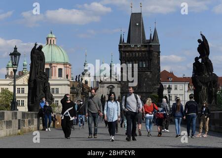 Prague, République tchèque. 26 avril 2020. L'assouplissement des restrictions gouvernementales liées au coronavirus a attiré un grand nombre de personnes à marcher sur le pont Charles à Prague, en République tchèque, le 26 avril 2020. Crédit: Ondrej Deml/CTK photo/Alay Live News Banque D'Images