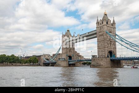 Tower Bridge, Londres. Le célèbre Tower Bridge de Londres traversant la Tamise. Vue de la rive sud vers la Tour de Londres. Banque D'Images