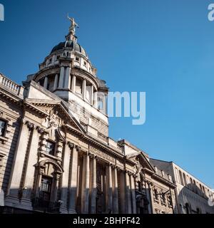 Old Bailey, Londres, Angleterre, Royaume-Uni. Le site historique de la Cour pénale centrale surmonté d'une statue de Lady Justice tenant une épée et des échelles de justice. Banque D'Images