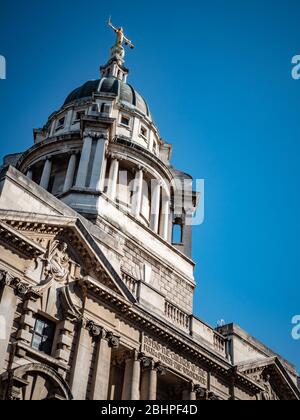 The Old Bailey, Londres, Royaume-Uni. Le site historique de la Cour pénale centrale surmonté de la statue de bronze de Lady Justice tenant une épée et les échelles de justice. Banque D'Images