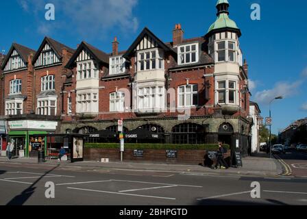 Architecture victorienne 1890 Red Brick Corner Turret The Queen Adelaide Pub public House 412 Uxbridge Road, White City, Londres W12 Banque D'Images