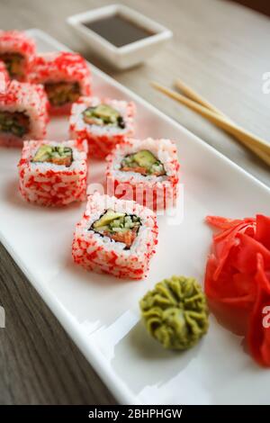 Rouler avec du saumon, du concombre, de l'avocat et du caviar pour les amateurs de sushis. Cuisine japonaise et chinoise. Banque D'Images