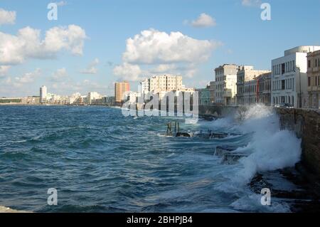 Vagues de la mer des Caraïbes qui s'écrasent contre le mur de la promenade de Malecon à la Havane, Cuba, en soirée ensoleillée. Banque D'Images