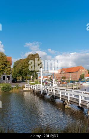 Le pont blanc et la maison de stockage en arrière-plan, Toenning, Schleswig-Holstein, Allemagne, Europe Banque D'Images