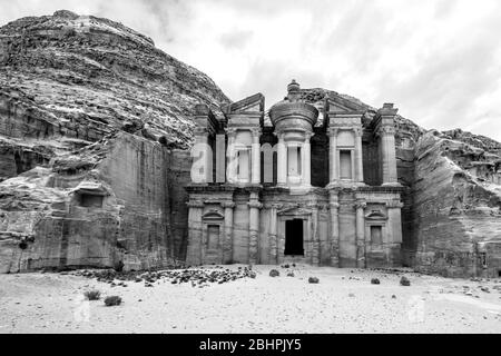 Vue avant de Ad Deir à Petra, Jordanie, noir et blanc Banque D'Images