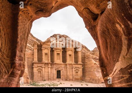 Vue incroyable sur la grotte d'Ad Deir à Petra, Jordanie Banque D'Images