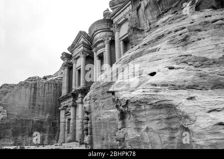 Vue latérale noire et blanche du temple Ad Deir, Petra, Jordanie Banque D'Images