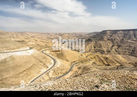 La route du roi dans la vallée avec vue sur le damn de Mujib, Jordanie Banque D'Images