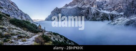 au-dessus des nuages sur un sentier dans les dolomites Banque D'Images