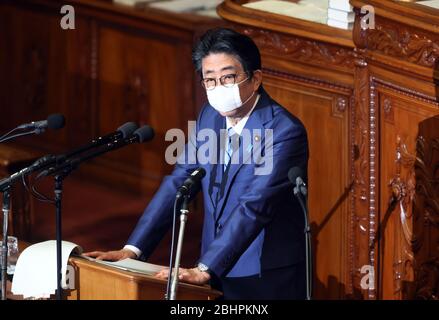 Tokyo, Japon. 27 avril 2020. Le Premier ministre japonais Shinzo Abe portant un masque répond à une question lors de la session plénière de la Chambre basse à l'alimentation nationale à Tokyo, le lundi 27 avril 2020. Le gouvernement a présenté un projet de loi budgétaire supplémentaire à l'alimentation pour lutter contre la nouvelle épidémie de coronavirus. Crédit: Yoshio Tsunoda/AFLO/Alay Live News Banque D'Images