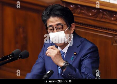 Tokyo, Japon. 27 avril 2020. Le Premier ministre japonais Shinzo Abe portant un masque répond à une question lors de la session plénière de la Chambre basse à l'alimentation nationale à Tokyo, le lundi 27 avril 2020. Le gouvernement a présenté un projet de loi budgétaire supplémentaire à l'alimentation pour lutter contre la nouvelle épidémie de coronavirus. Crédit: Yoshio Tsunoda/AFLO/Alay Live News Banque D'Images
