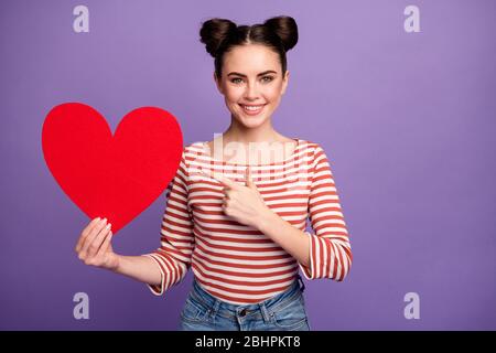 Photo de drôle jolie dame tenir le doigt direct grand papier coeur amoureux jour carte postale date invitation porter blanc rouge décontracté chemise rayée isolée Banque D'Images