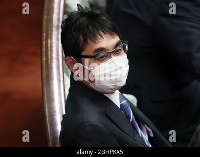 Tokyo, Japon. 27 avril 2020. L'ancien ministre japonais de la Justice Katsuyuki Kawai portant un masque facial assiste à la séance plénière de la Chambre basse à l'alimentation nationale à Tokyo le lundi 27 avril 2020. Le gouvernement a présenté un projet de loi budgétaire supplémentaire à l'alimentation pour lutter contre la nouvelle épidémie de coronavirus. Crédit: Yoshio Tsunoda/AFLO/Alay Live News Banque D'Images