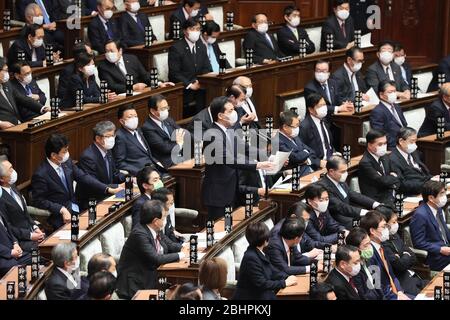 Tokyo, Japon. 27 avril 2020. Les législateurs japonais portant des masques de visage assistent à la séance plénière de la Chambre basse à l'alimentation nationale à Tokyo, le lundi 27 avril 2020. Le gouvernement a présenté un projet de loi budgétaire supplémentaire à l'alimentation pour lutter contre la nouvelle épidémie de coronavirus. Crédit: Yoshio Tsunoda/AFLO/Alay Live News Banque D'Images