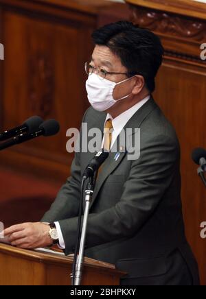Tokyo, Japon. 27 avril 2020. Le ministre japonais de la Santé Katsunobu Kato portant un masque répond à une question lors de la séance plénière de la Chambre basse à l'alimentation nationale à Tokyo, le lundi 27 avril 2020. Le gouvernement a présenté un projet de loi budgétaire supplémentaire à l'alimentation pour lutter contre la nouvelle épidémie de coronavirus. Crédit: Yoshio Tsunoda/AFLO/Alay Live News Banque D'Images