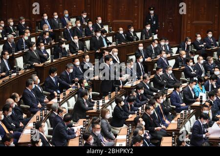 Tokyo, Japon. 27 avril 2020. Les législateurs japonais portant des masques de visage assistent à la séance plénière de la Chambre basse à l'alimentation nationale à Tokyo, le lundi 27 avril 2020. Le gouvernement a présenté un projet de loi budgétaire supplémentaire à l'alimentation pour lutter contre la nouvelle épidémie de coronavirus. Crédit: Yoshio Tsunoda/AFLO/Alay Live News Banque D'Images