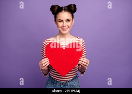 Photo de jolie jolie petite fille en papier coeur célébrant les amoureux jour carte postale créative pour petit ami porter blanc rouge décontracté chemise rayée Banque D'Images