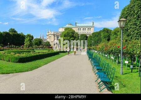 Vienne, Autriche - 23 juillet 2017 : parc Volksgarten avec vue sur le célèbre Burgtheater de Vienne à Vienne, Autriche Banque D'Images