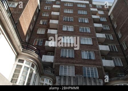 Architecture des années 1930 Appartement Block Flats Red Brick balcons Art déco The Grampians, Shepherds Bush Road, London W6 Collcutt & Hamp Maurice Webb Banque D'Images