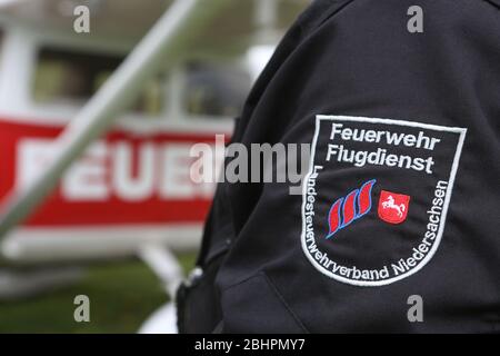 Ballenstedt, Allemagne. 25 avril 2020. Vue sur un patch du service aérien des pompiers de Basse-Saxe. En raison du risque élevé d'incendie de forêt, le service aérien est en service et surveille les forêts environnantes. En raison du danger croissant des feux de forêt, les forêts des montagnes Harz sont maintenant surveillées depuis l'air. Le service aérien de la Fire Brigade Association de Basse-Saxe étendra le suivi à Saxe-Anhalt, a annoncé le Ministère de l'Environnement et de l'Agriculture de Magdeburg. Crédit: Matthias Bein/dpa-Zentralbild/ZB/dpa/Alay Live News Banque D'Images