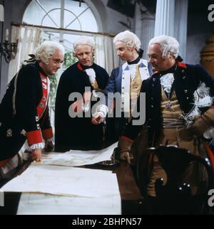 Alexis von Hagemeister, Rolf Becker, Hubertus Bengsch et Werner Kreindl betrachten einen Lageplan dans Der Fall Walrawe, Regie: Werner Schlechte, 1979. Alexis von Hagemeister, Rolf Becker, Hubertus Bengsch et Werner Kreindl consultant une carte dans Der Fall Walrawe, directeur: Werner Schlechte, 1979. Banque D'Images