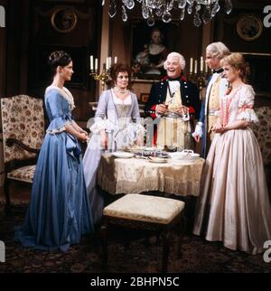 Kornelia Boje, Xenia Pörtner, Werner Kreindl, Hubertus Bengsch und Ulrike Luderer stehen um einen Tisch herum dans Der Fall Walrawe, Regie: Werner Schlechte, 1979. Kornelia Boje, Xenia Pörtner, Werner Kreindl, Hubertus Bengsch et Ulrike Luderer se sont réunis autour d'une table à Der Fall Walrawe, directeur: Werner Schlechte, 1979. Banque D'Images