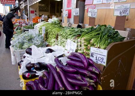 Toronto, Ontario / Canada - 12-03- 2016 : divers légumes en vente sur le marché alimentaire de East Chinatown, Toronto, Ontario. Banque D'Images