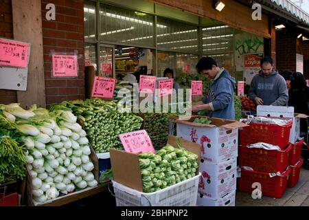 Toronto, Ontario / Canada - 05-14- 2010 : divers légumes en vente sur le marché alimentaire de East Chinatown, Toronto, Ontario. Banque D'Images