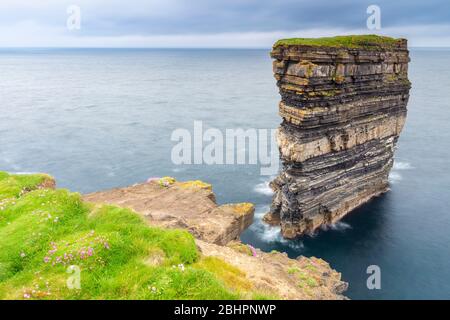 Vue sur la mer appelée Dun Breste à Downpatrick Head depuis les falaises. BallyCastle, Comté Mayo, Donegal, région de Connacht, Irlande, Europe. Banque D'Images