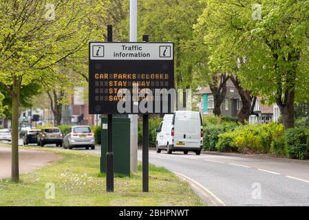 Les parkings fermés, restent à l'écart, restent à la maison, sauvent des vies, signe pendant la période de flambée de pandémie de Coronavirus COVID-19, Southend on Sea, Essex, Royaume-Uni. Occupé Banque D'Images