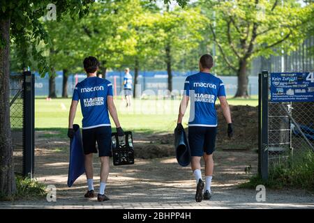 Martin Roeser (KSC)/l. et Damian Rossbach (KSC)/r sur la voie de la formation. GES/Football/2ème Bundesliga: Formation de Karlsruher SC pendant la crise Corona, 27 avril 2020 Football/Football: 2ème Ligue: Session de formation de Karlsruher SC pendant la crise corona, 27 avril 2020 | utilisation dans le monde entier Banque D'Images