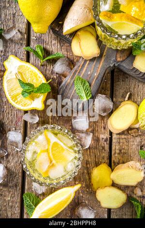 Cocktail de limonade au gingembre maison. Gingembre froid d'été citron. Boisson rafraîchissante aigre-douce avec garniture de tranche de citron, Detox et poids l Banque D'Images